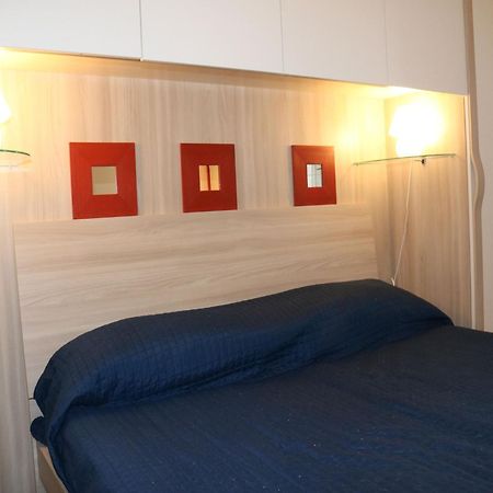Enticing Holiday Home In Lazise With Swimming Pool Екстериор снимка