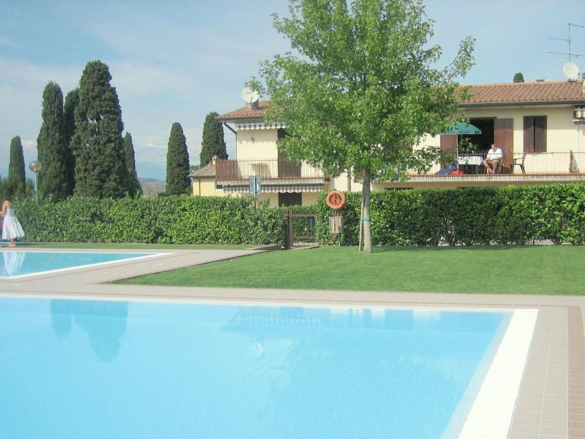 Enticing Holiday Home In Lazise With Swimming Pool Екстериор снимка