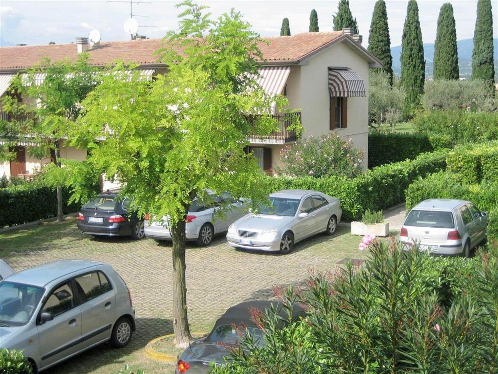 Enticing Holiday Home In Lazise With Swimming Pool Екстериор снимка