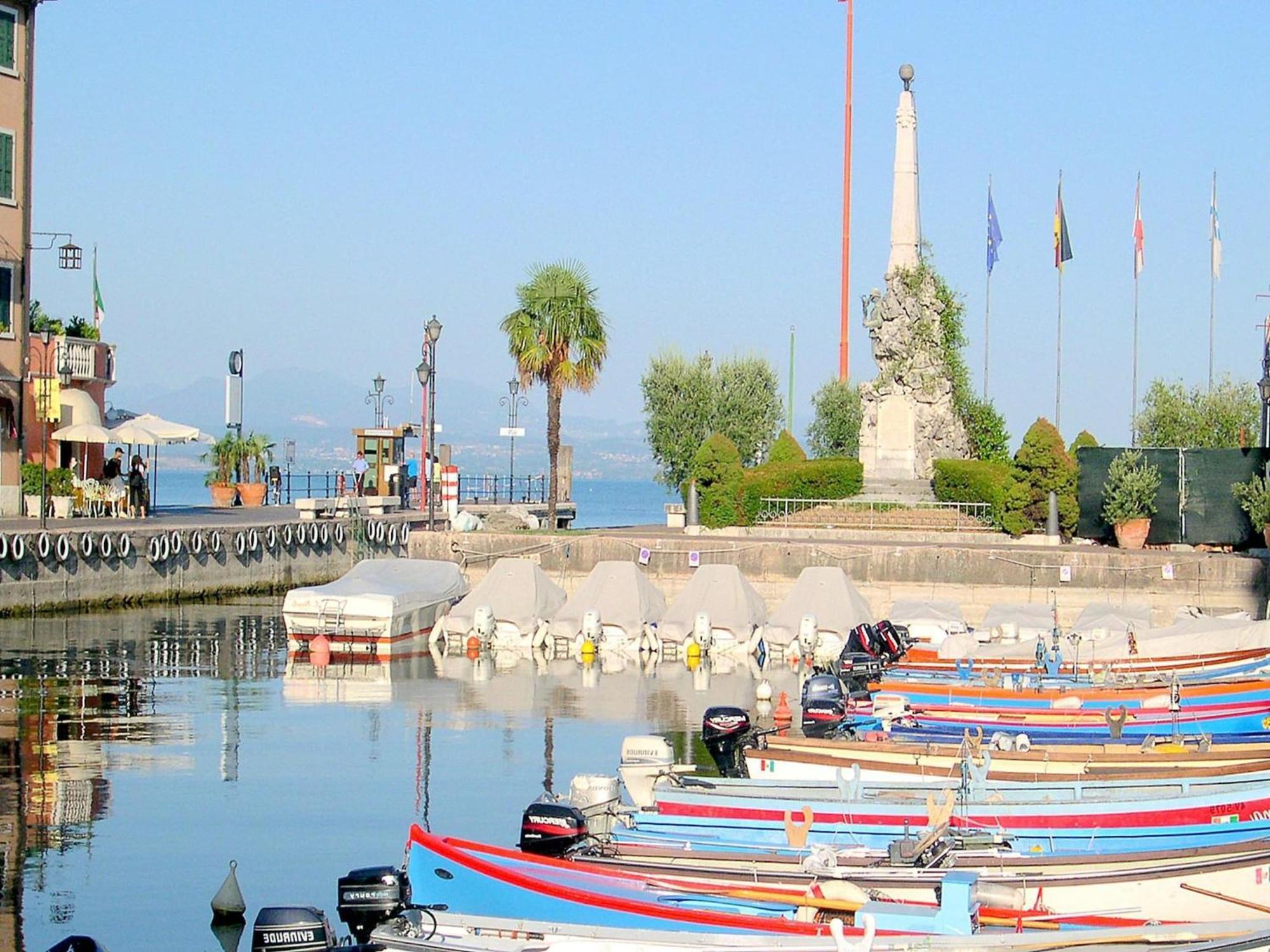 Enticing Holiday Home In Lazise With Swimming Pool Екстериор снимка