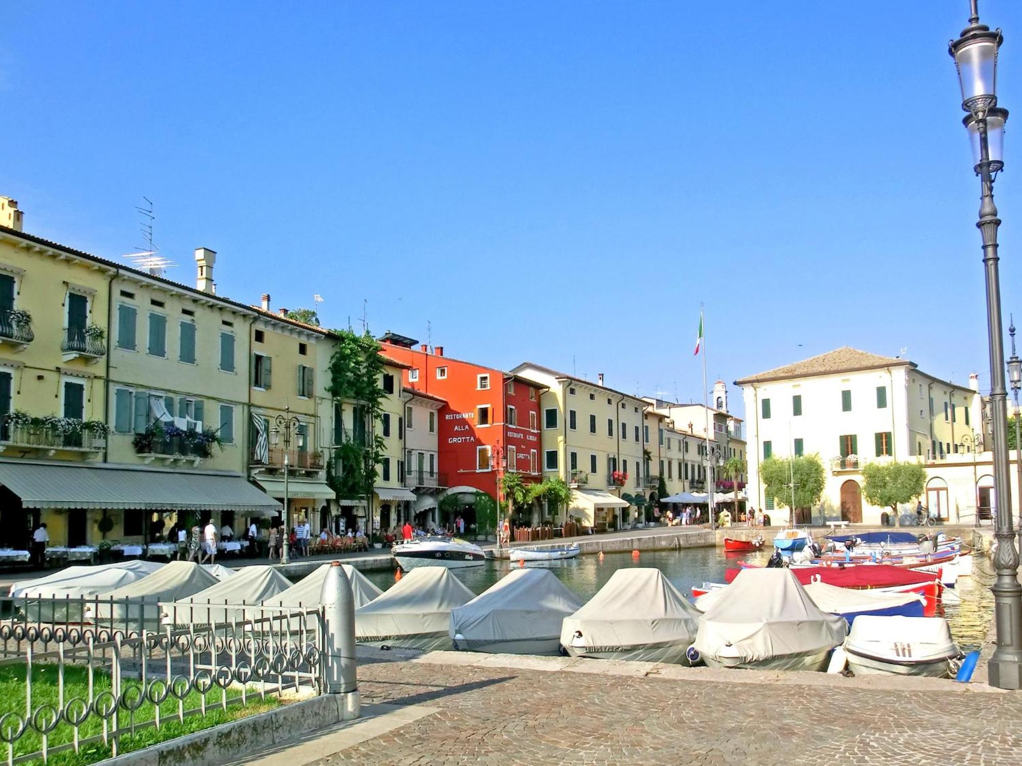 Enticing Holiday Home In Lazise With Swimming Pool Екстериор снимка