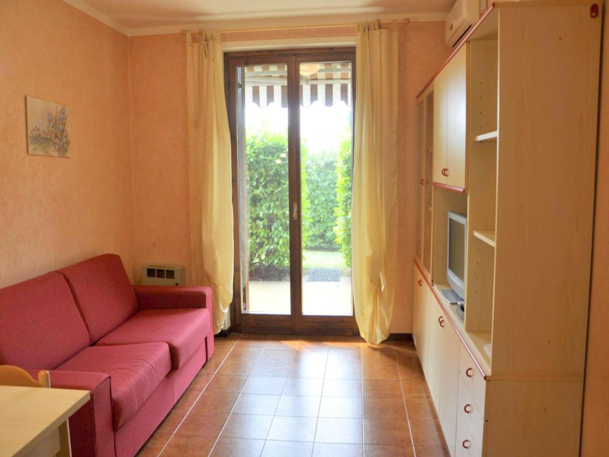 Enticing Holiday Home In Lazise With Swimming Pool Екстериор снимка