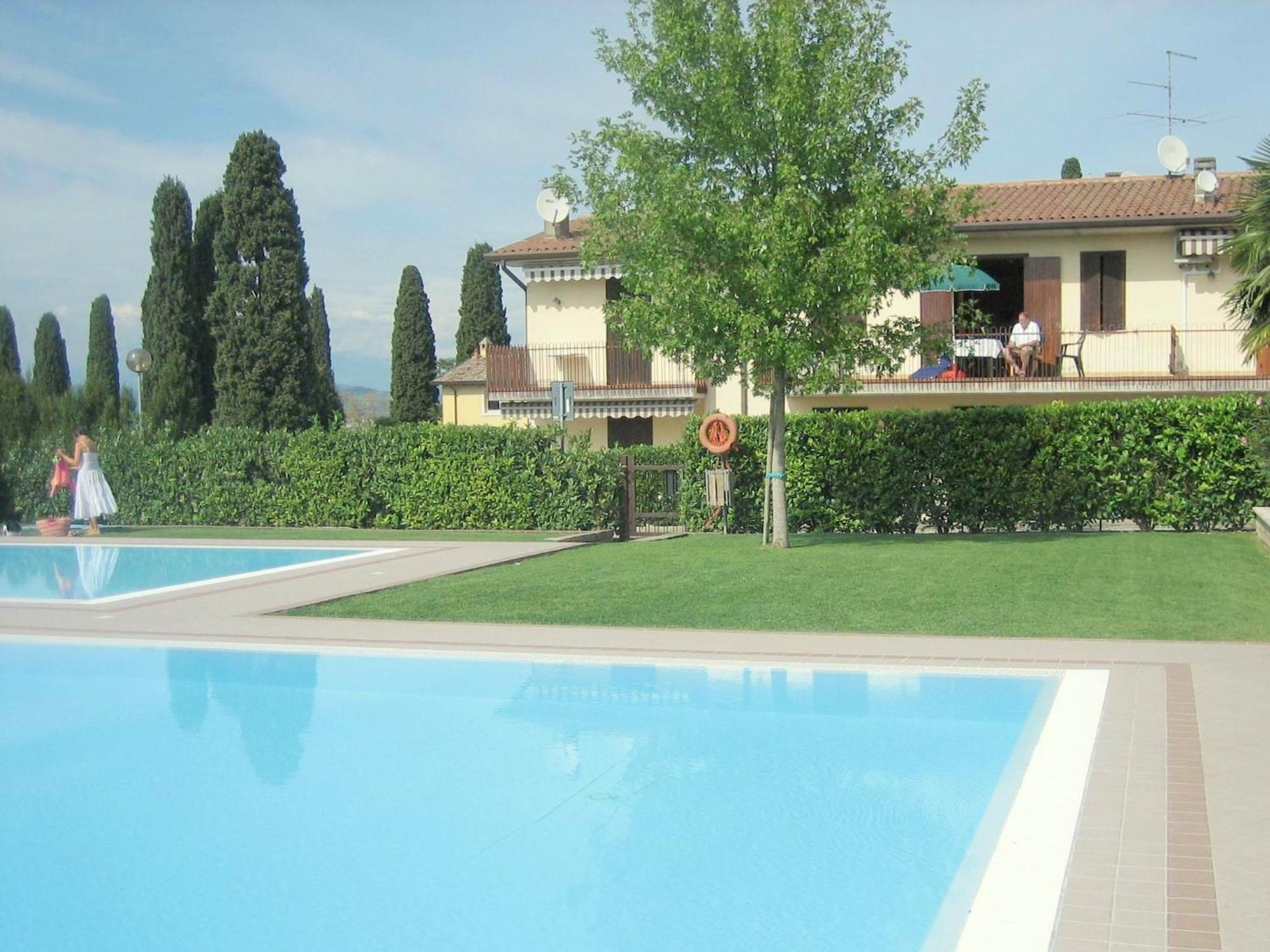 Enticing Holiday Home In Lazise With Swimming Pool Екстериор снимка