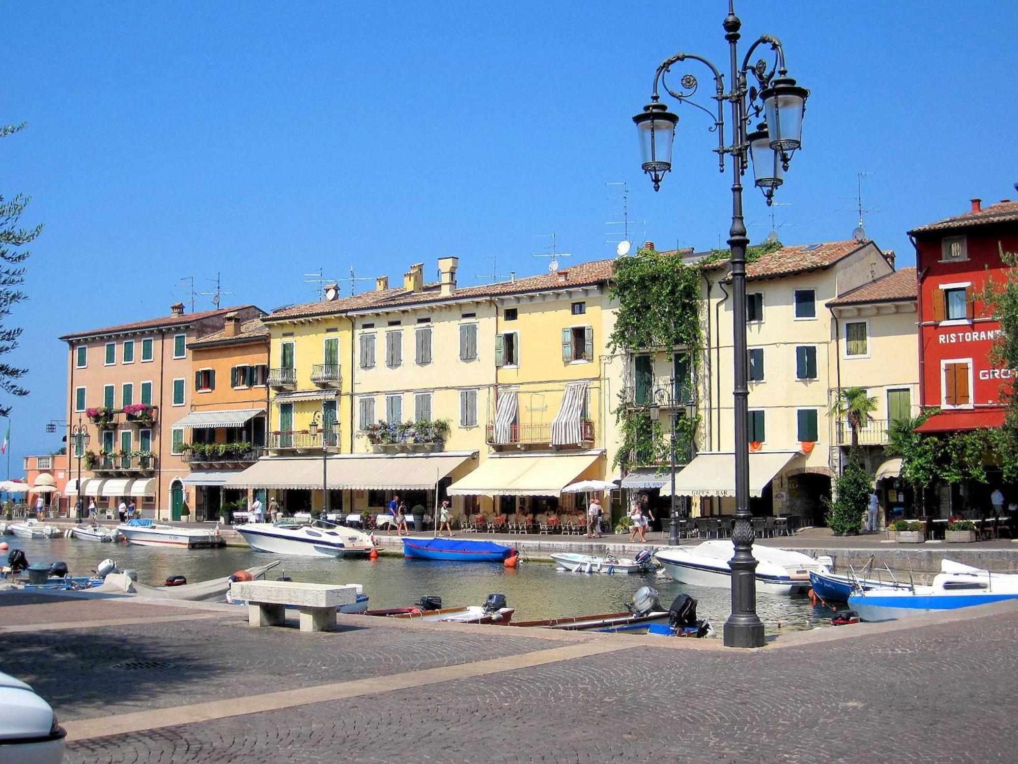 Enticing Holiday Home In Lazise With Swimming Pool Екстериор снимка